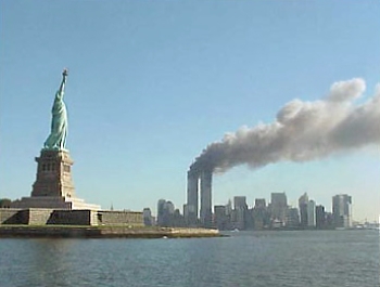 2001年於911事件中遭襲的世貿大樓（來源：維基百科）