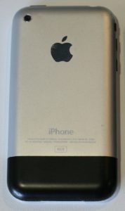 第一代iPhone的背面，由鋁和塑料製成（來源：維基百科）