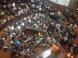 太陽花學運中學生佔領立法院（來源：維基百科；攝影：MrWiki321）