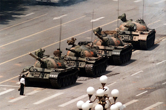 1989年6月5日時上午，王維林在長安街上阻擋行進中的59式戰車隊伍。（來源：維基百科）