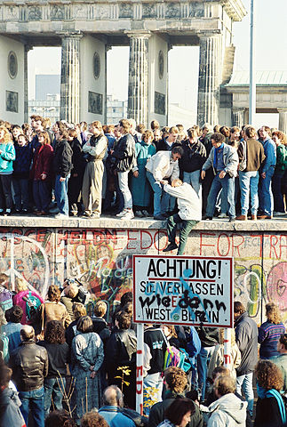 1989年11月10日，布蘭登堡門附近的柏林圍牆（來源：維基百科）