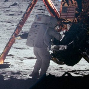 1969年7月，尼爾·阿姆斯壯和巴茲·奧爾德林登上月球，使美國在冷戰的航空競賽中處於領先地位。（來源：維基百科）