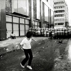 「520農民運動」事件是戰後台灣最大規模的社會運動，警察與民眾將進二十小時的激戰、對立、警棍、石塊，甚至燃燒汽油，台灣社會為民主付出慘痛代價。 拍攝時間：1988年5月20日。（來源：數位島嶼／攝影：蔡文祥）