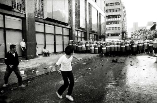 「520農民運動」事件是戰後台灣最大規模的社會運動，警察與民眾將進二十小時的激戰、對立、警棍、石塊，甚至燃燒汽油，台灣社會為民主付出慘痛代價。 拍攝時間：1988年5月20日。（來源：數位島嶼）